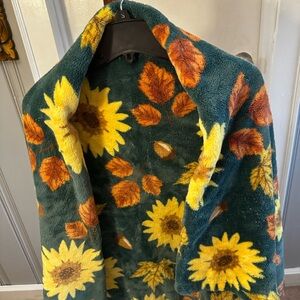 Cozy Sunflower Plush throw in Dark Green and Yellow